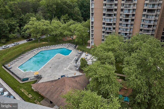 Building Photo - 6100 Westchester Park Dr