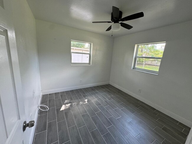 Building Photo - 4421 N Clark Ave