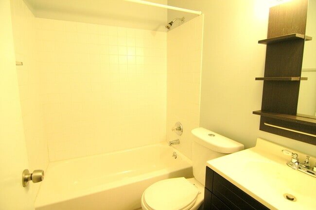 Building Photo - East Nashville 2 Bedroom Apartment!