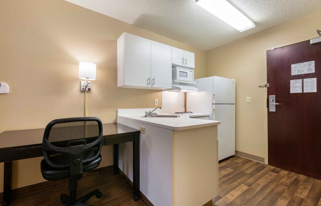 Building Photo - Furnished Studio-Rockford - I-90