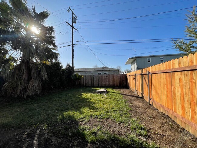 Building Photo - 1815-1817 Madrone Avenue