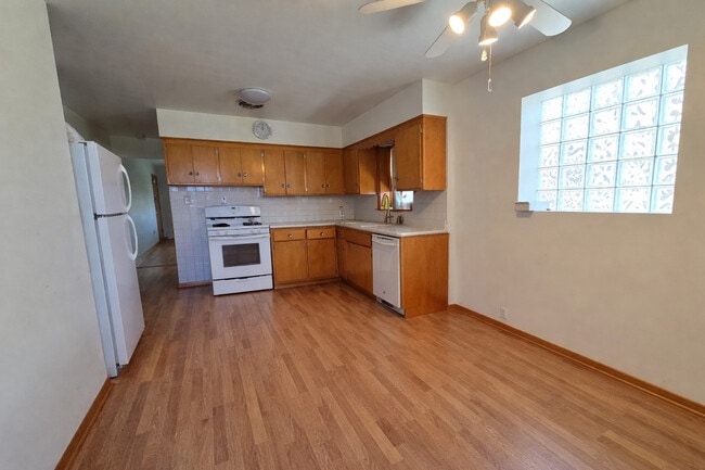 Building Photo - 7126 W Jarvis Ave