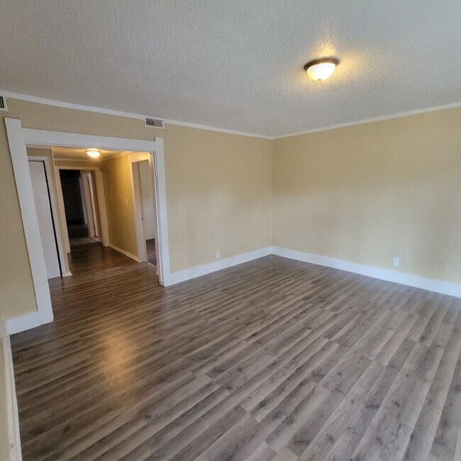 Building Photo - Northwest side 3 bedroom