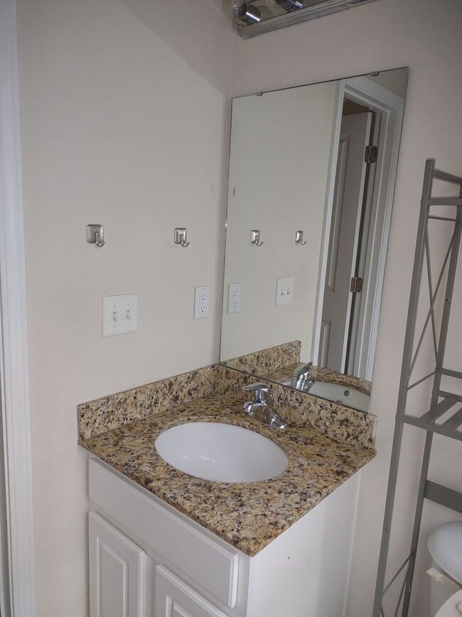 Building Photo - Super Four bedroom home in Northeast Columbia!