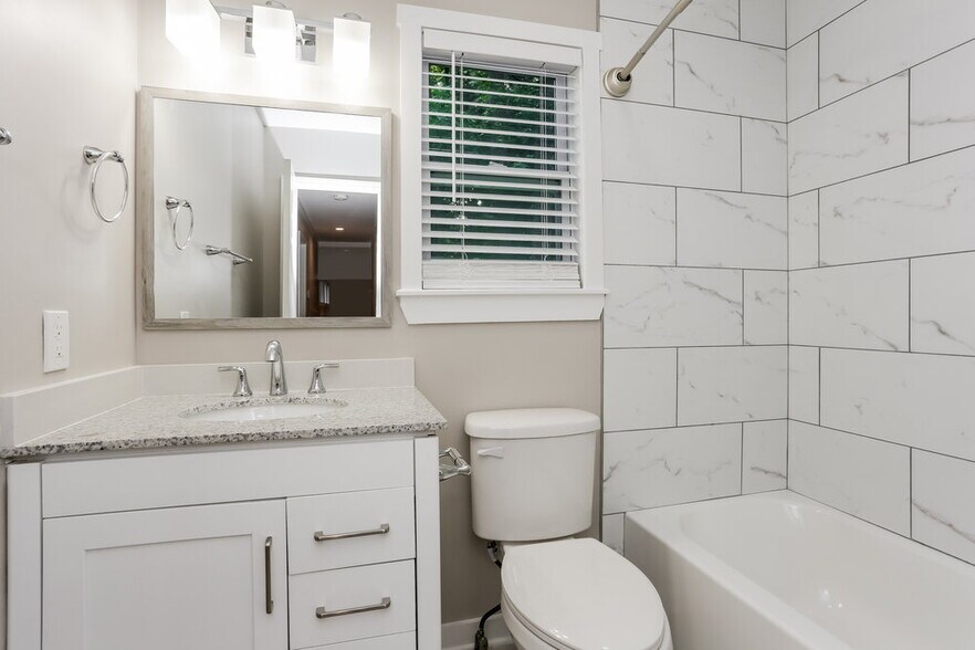 Building Photo - 2661 Deerfield Cir