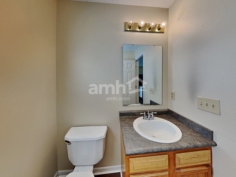 Building Photo - 143 E Pine Ridge Dr