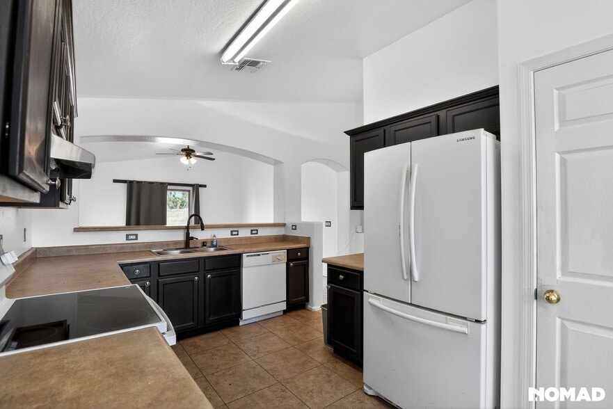 Building Photo - 5719 S 31st Dr