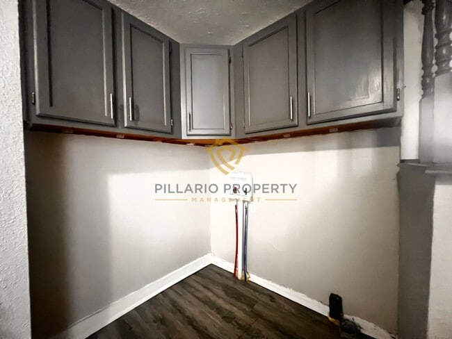 Building Photo - Freshly Renovated, 2 Bedroom, 1 Bathroom Home Available NOW!