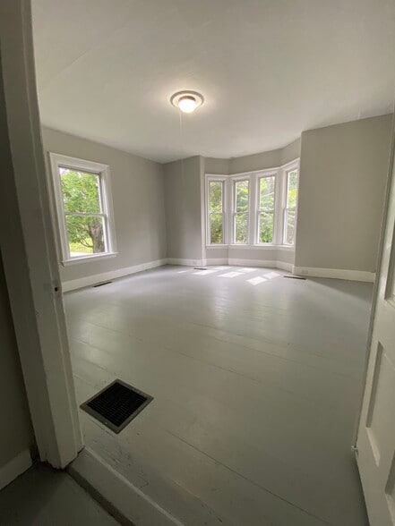 Building Photo - 3 Cross St