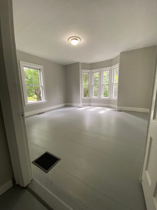 Building Photo - 3 Cross St