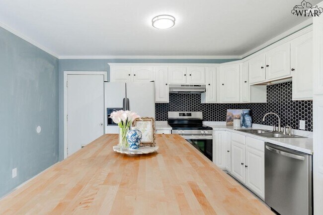 Building Photo - 4024 Hooper Dr