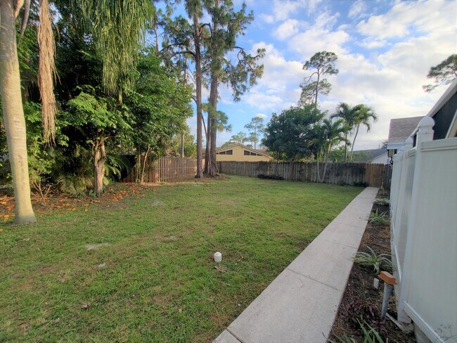 Building Photo - 1313 Periwinkle Pl