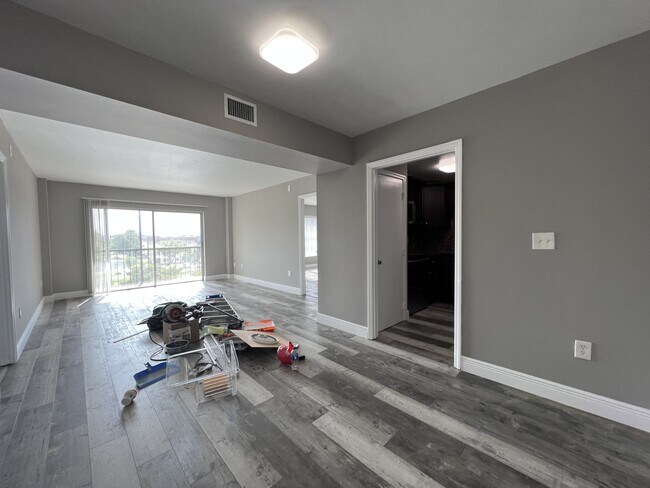 Building Photo - 4158 Inverrary Dr
