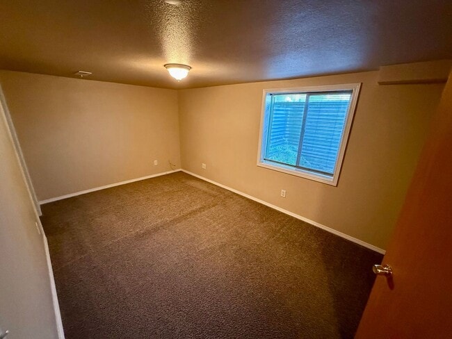 Building Photo - **For Rent: Spacious 4-Bedroom Home with 2 Family Rooms & Huge Backyard!**