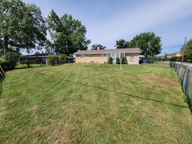 Building Photo - 3 bed, 1 bath, Close to South Bend Airport