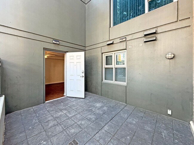Building Photo - Modern 2BR/2.5BA with a Bonus Room Condo i...