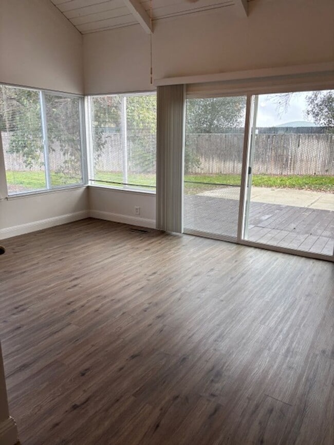 Building Photo - Large 2-Story home in a quiet Cul-de-sac