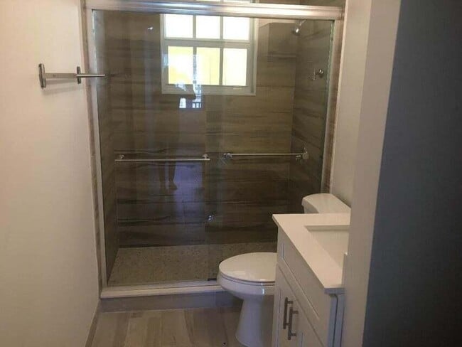 Building Photo - 407 S Lakeside Dr