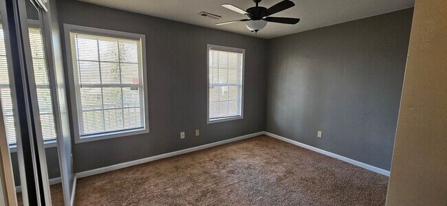 Building Photo - Single Family Home w/ Fenced in Backyard