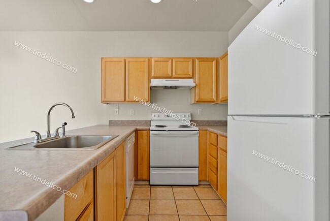 Building Photo - Spacious 2-Bedroom Townhouse with Dual Mas...