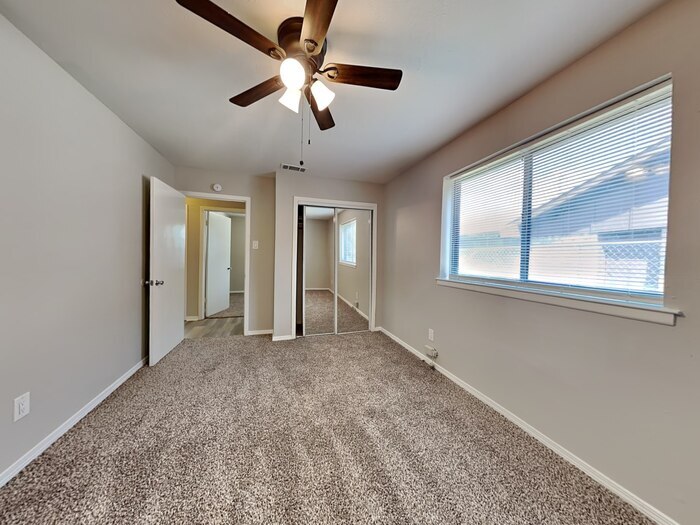 Building Photo - 2116 Crockett Dr