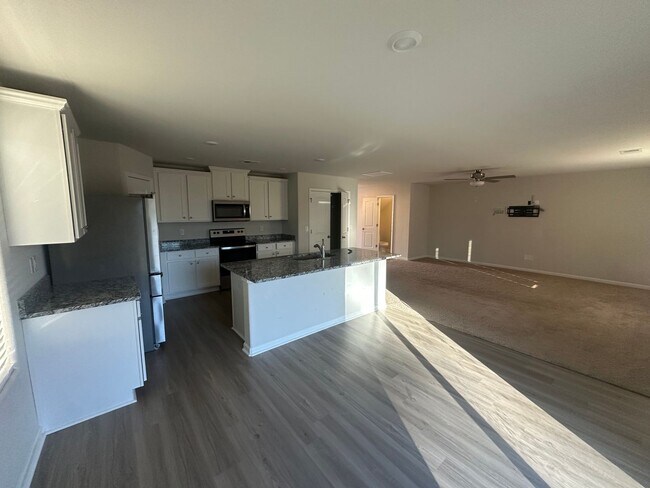 Building Photo - Wonderful Three Bedroom (Originally 4 Bedrooms That Has Been Converted to a HUGE Third Bedroom) T...