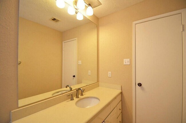 Building Photo - 3130 Frontier Dr