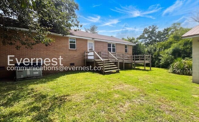 Building Photo - 3 Bed, 2 Bath Home with Modern Amenities / Pet-Friendly / Available Now!