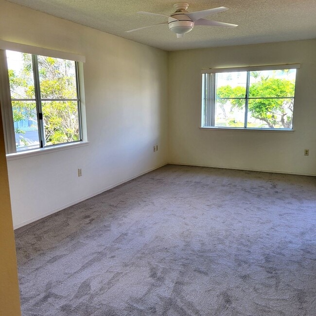 Building Photo - Northpointe Townhouse - 2 bedrooms, 2 baths, 2 parkings