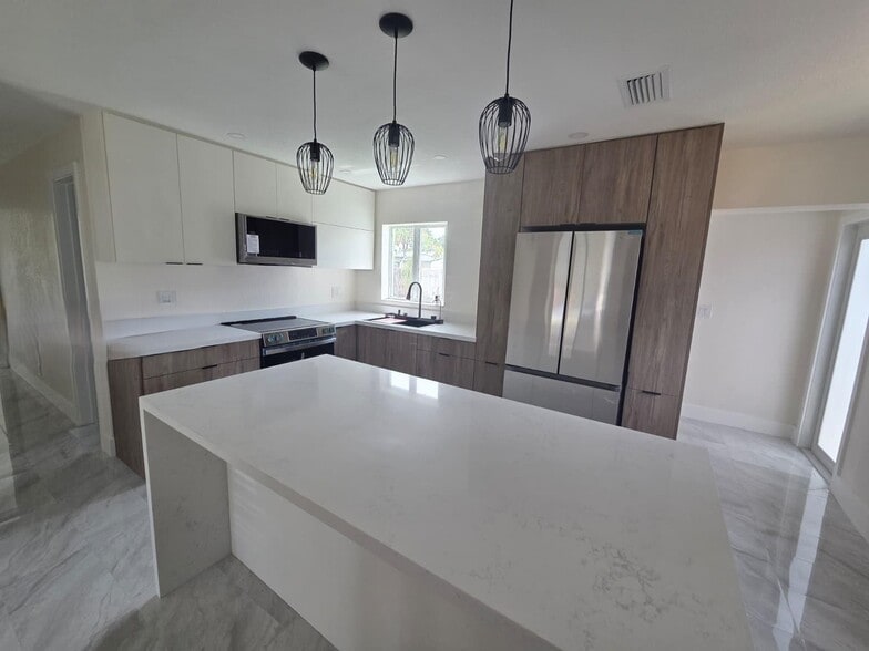 Building Photo - 2615 NW 62nd Ave