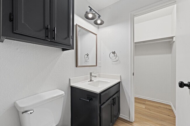 Building Photo - 1106 S Stone Haven