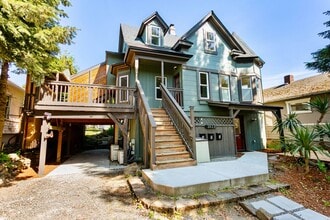 Building Photo - Beautiful 2bd/1ba Triplex unit- Tacoma