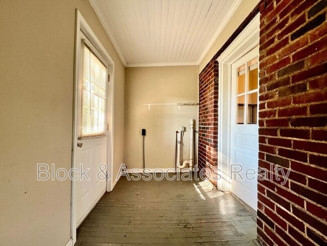 Building Photo - 120 S Poplar St