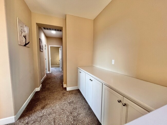 Building Photo - Beautiful 5 bed 3 1/2 bath with SOLAR! Great location!