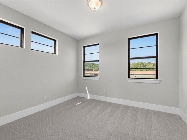 Building Photo - 12038 Royal Oaks Banner Wy