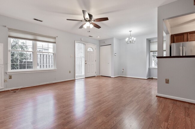 Building Photo - Stunning Silver Spring End Unit TH