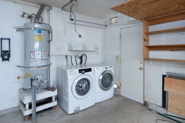 Building Photo - Spacious 3 Bedroom  2.5 Bath | East Ventura | Unfurnished