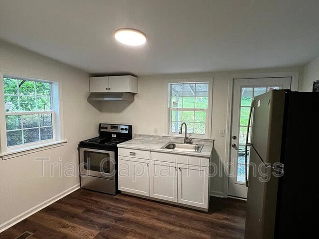 Building Photo - 4145 Lexwin Ave