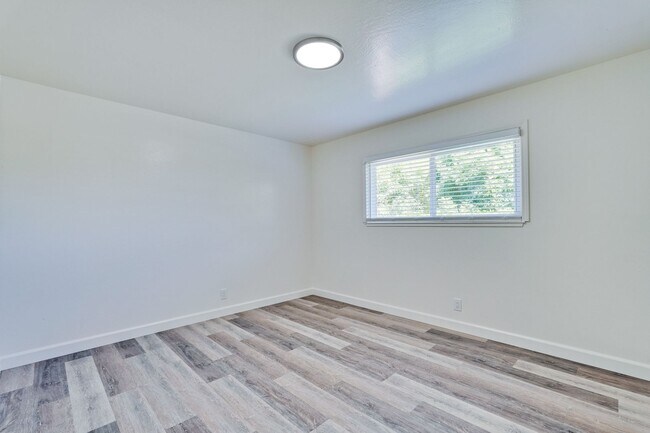 Building Photo - 800 W Hacienda Ave