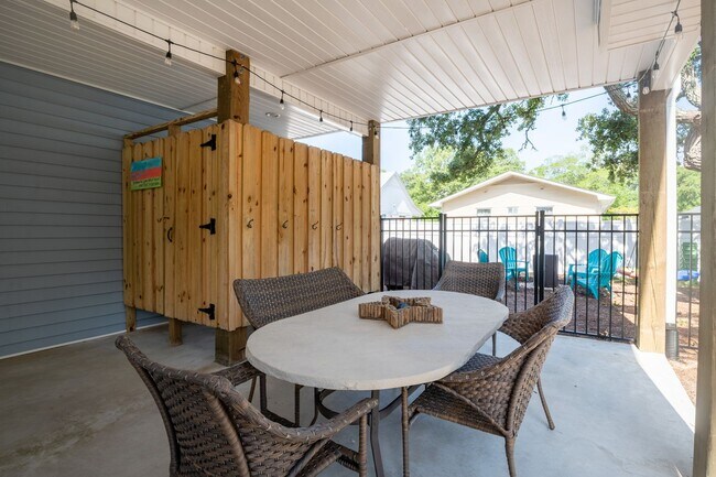 Building Photo - NEW, CLEAN OFF-SEASON RENTAL NOVEMBER THRO...