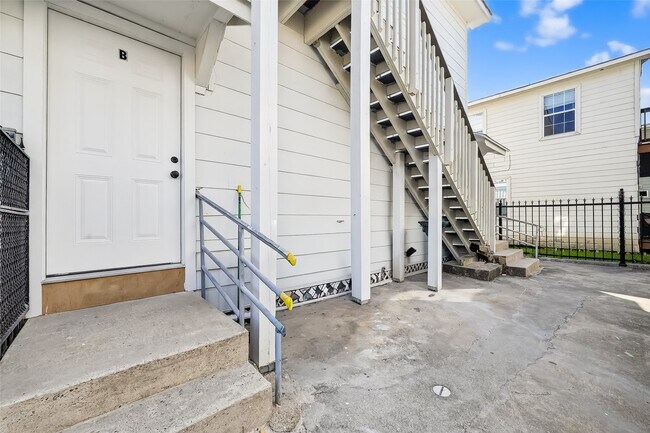 Building Photo - 2202 Hutchins St