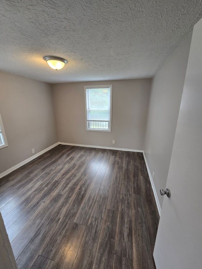 Building Photo - 2 BEDROOM SINGLE FAMILY