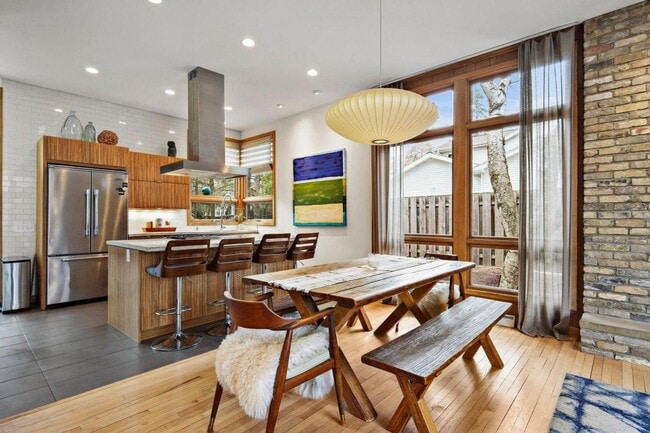 Building Photo - Mid-Century Home