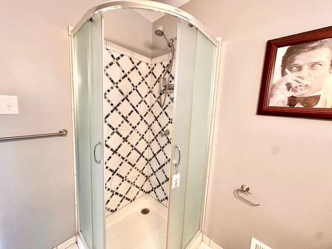 Building Photo - 5 Bedroom 2.5 Bathroom! Parking! Pets Welc...