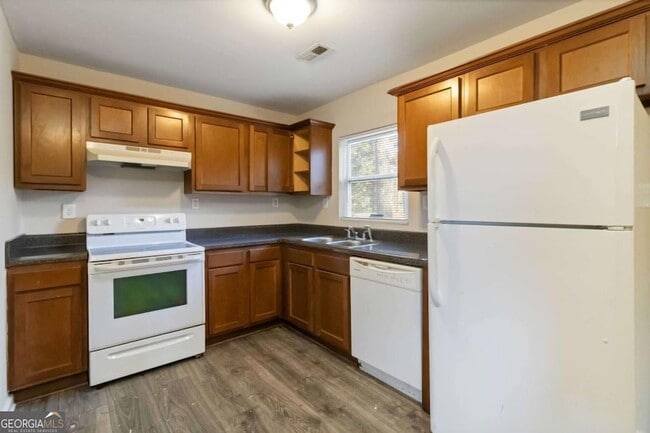 Building Photo - 2361 Swallow Cir SE