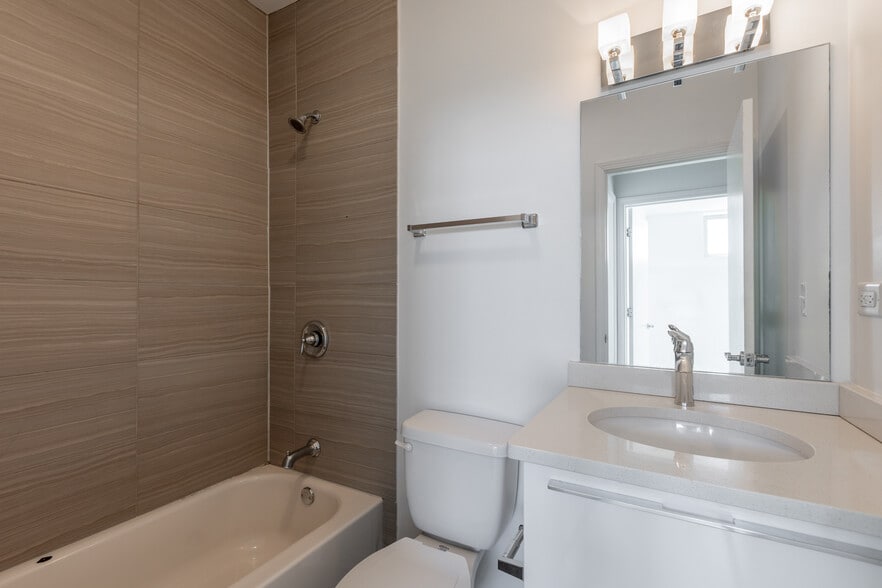 Building Photo - 2700 W North Ave