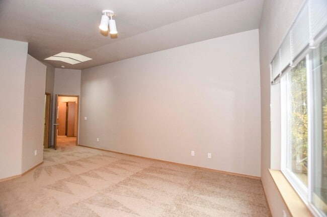 Building Photo - 2-story home on private cul-de-sac!