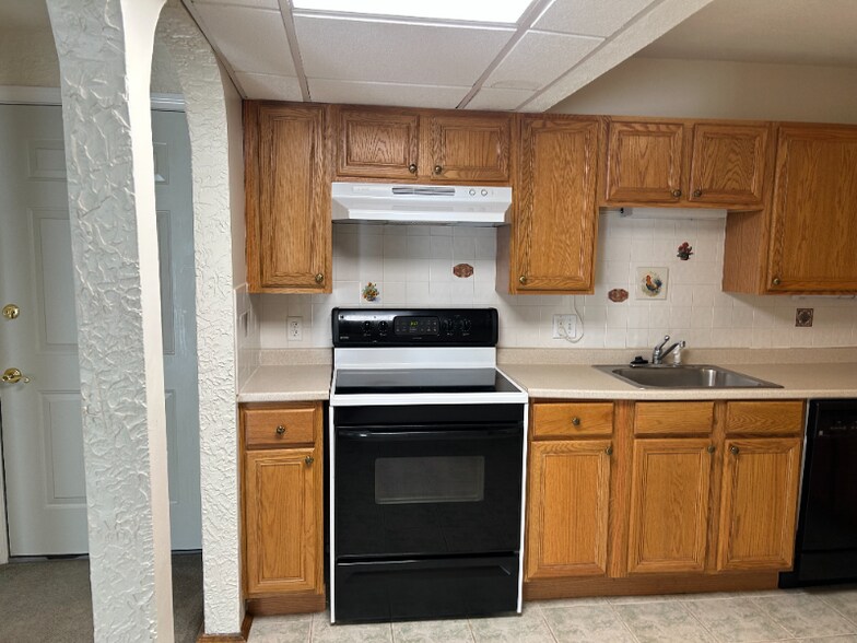 Building Photo - 15 Shadowbrook Ln