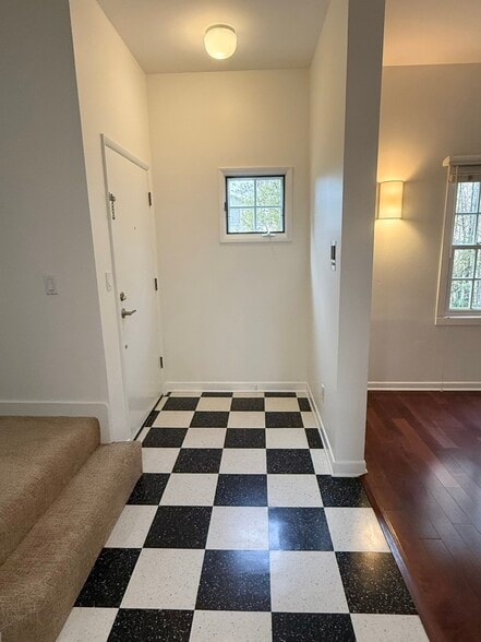 Entry Unit A - 532 Pier Ave