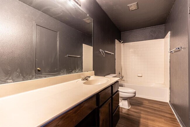 Building Photo - 1422 Meadow Pkwy